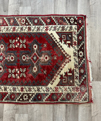 2'5"x3'10" Handmade Persian Rug